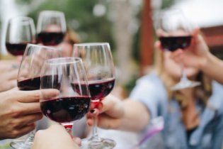 Faut-il un prétexte pour boire du vin rouge ?