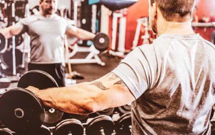 Entrainement des épaules pour la masse