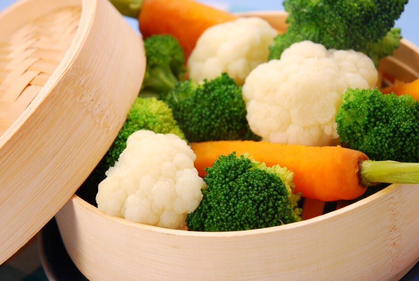 Brocolis, chou-fleur et carottes cuits à la vapeur dans un panier en bambou