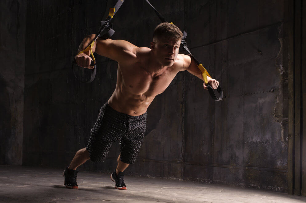 Plan Horizontal D'un Homme Musclé De Fitness Caucasien En Masque Pour  Augmenter La Charge Sur Les Muscles Respiratoires Posant Avant Les  Exercices Sur Le Pneu à L'extérieur Copier L'espace Sportif Torse Nu