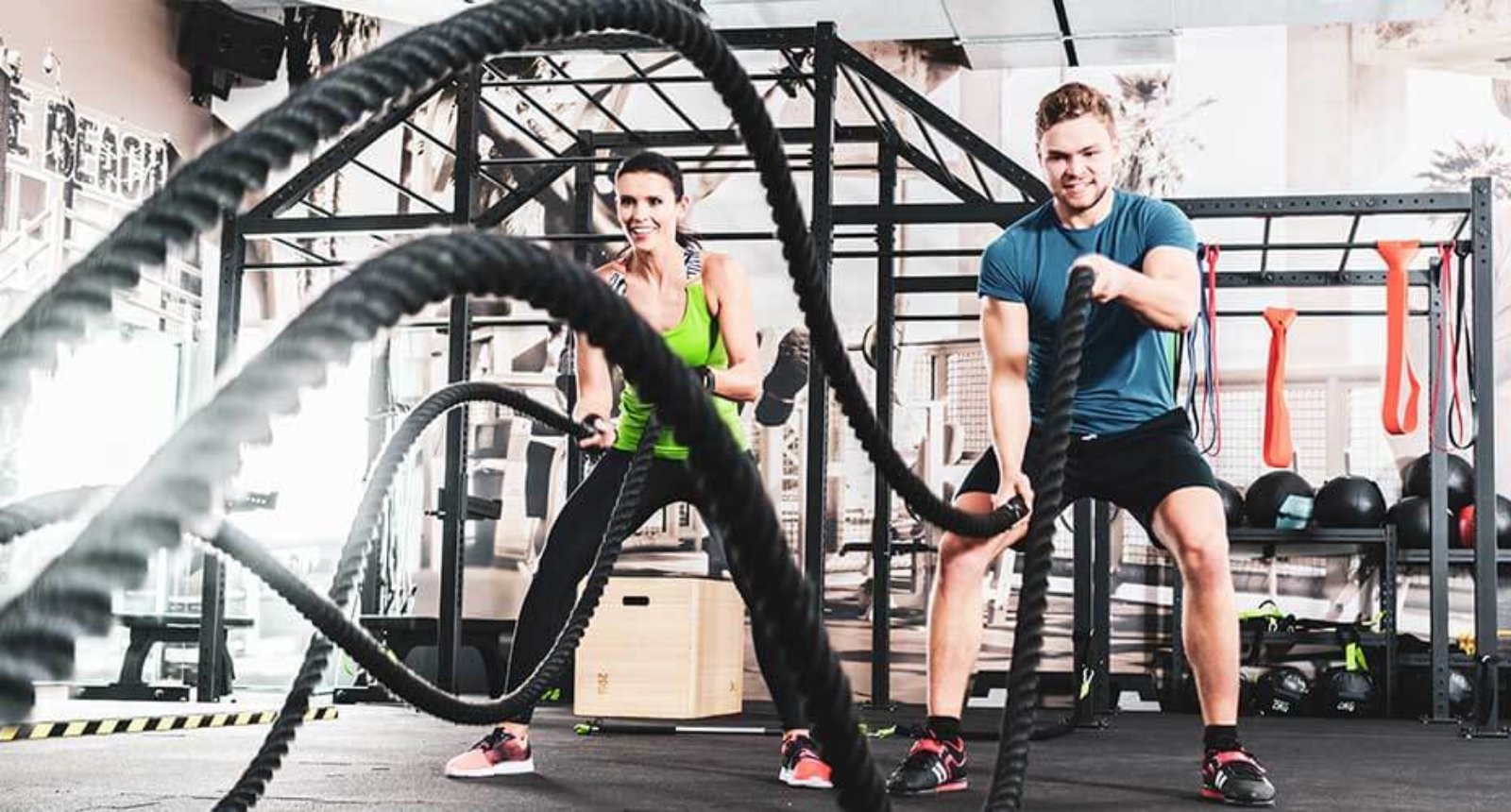 L'athlète Travaille Avec Des Cordes Crossfit Dans La Salle De Gym