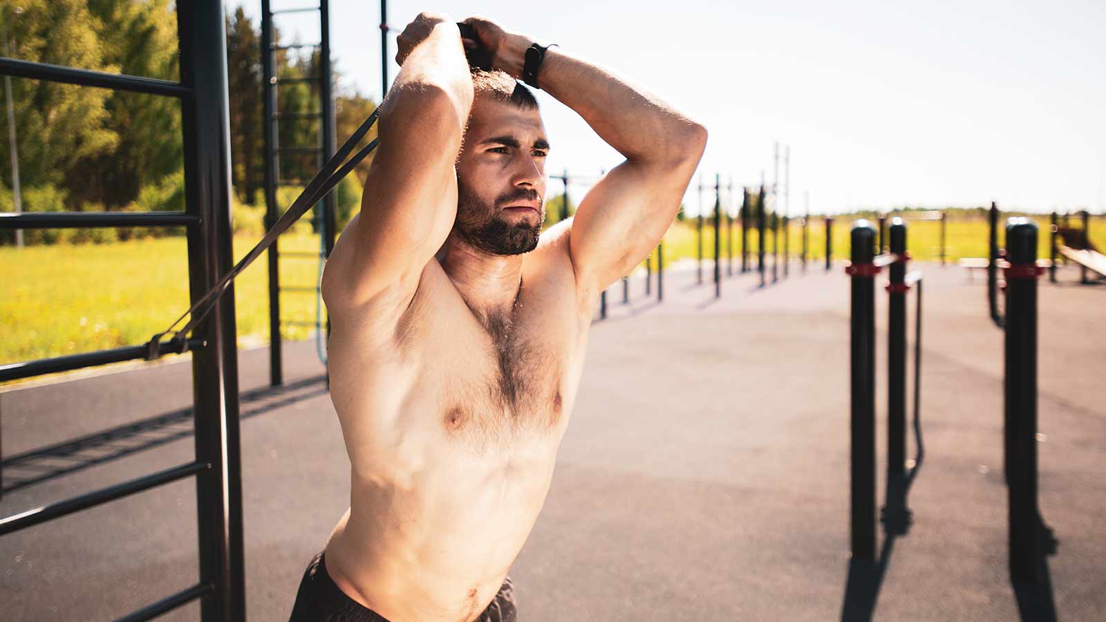 Entraînement Des Bras Et De La Poitrine Avec Des équipements