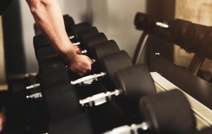 Haltères ou machines en musculation