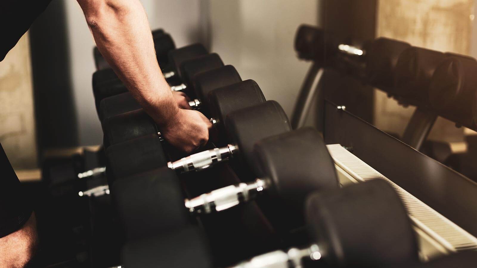 Musculation sur machine guidée ou haltère, quel est le meilleur choix?