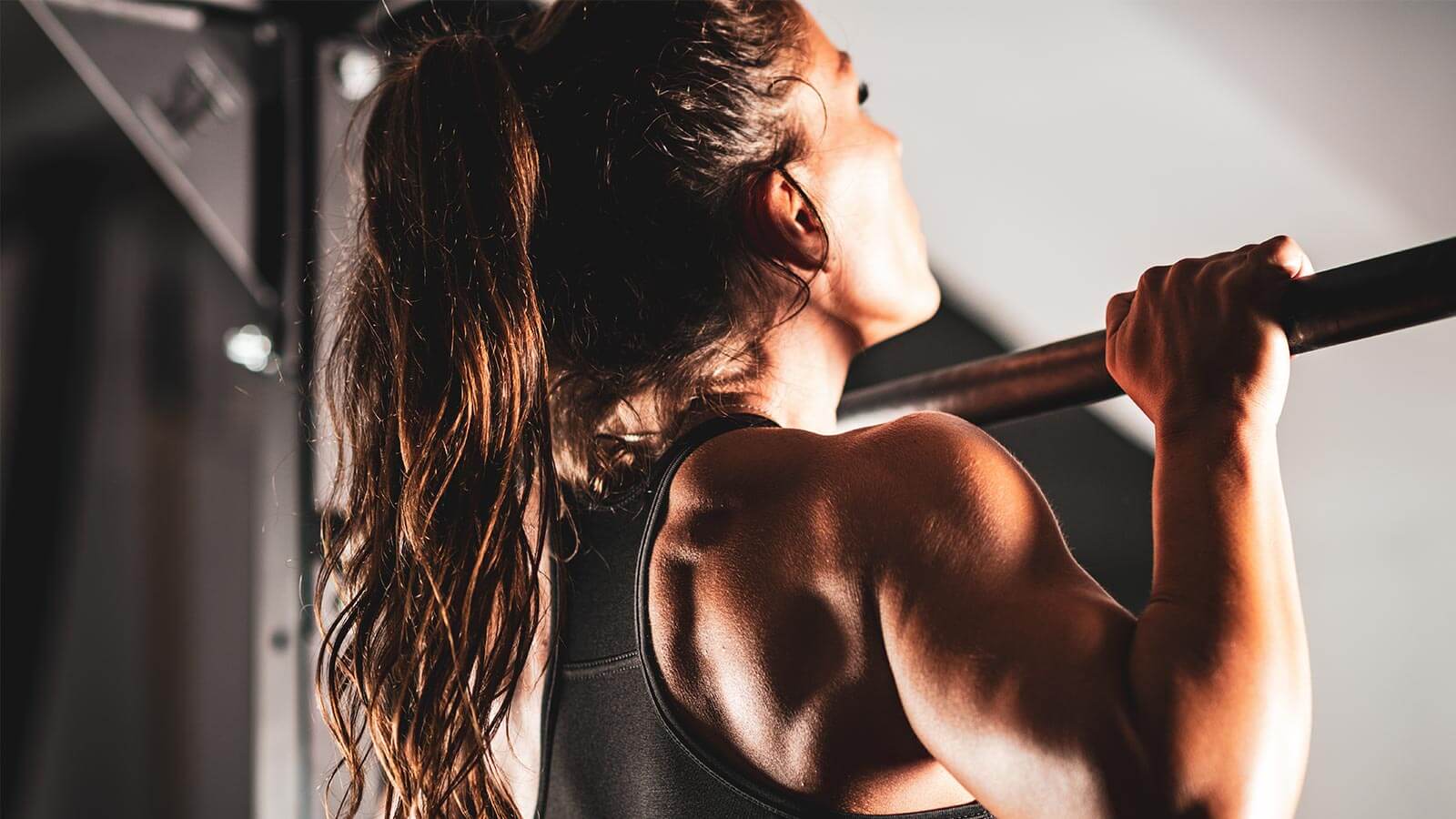 Une Femme Utilisant Des Haltères De Fitness Pour Faire De L