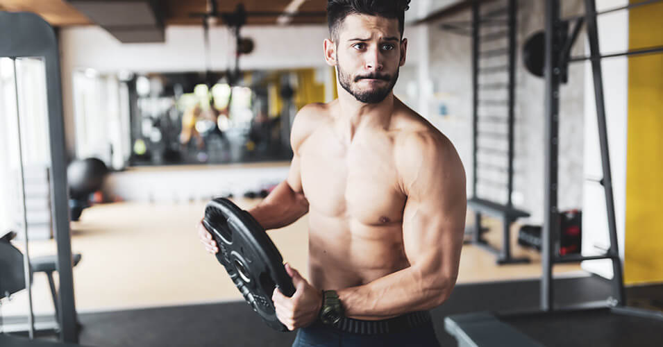 Sacs à dos Près d'homme musclé de sport après l'entraînement de musculation  