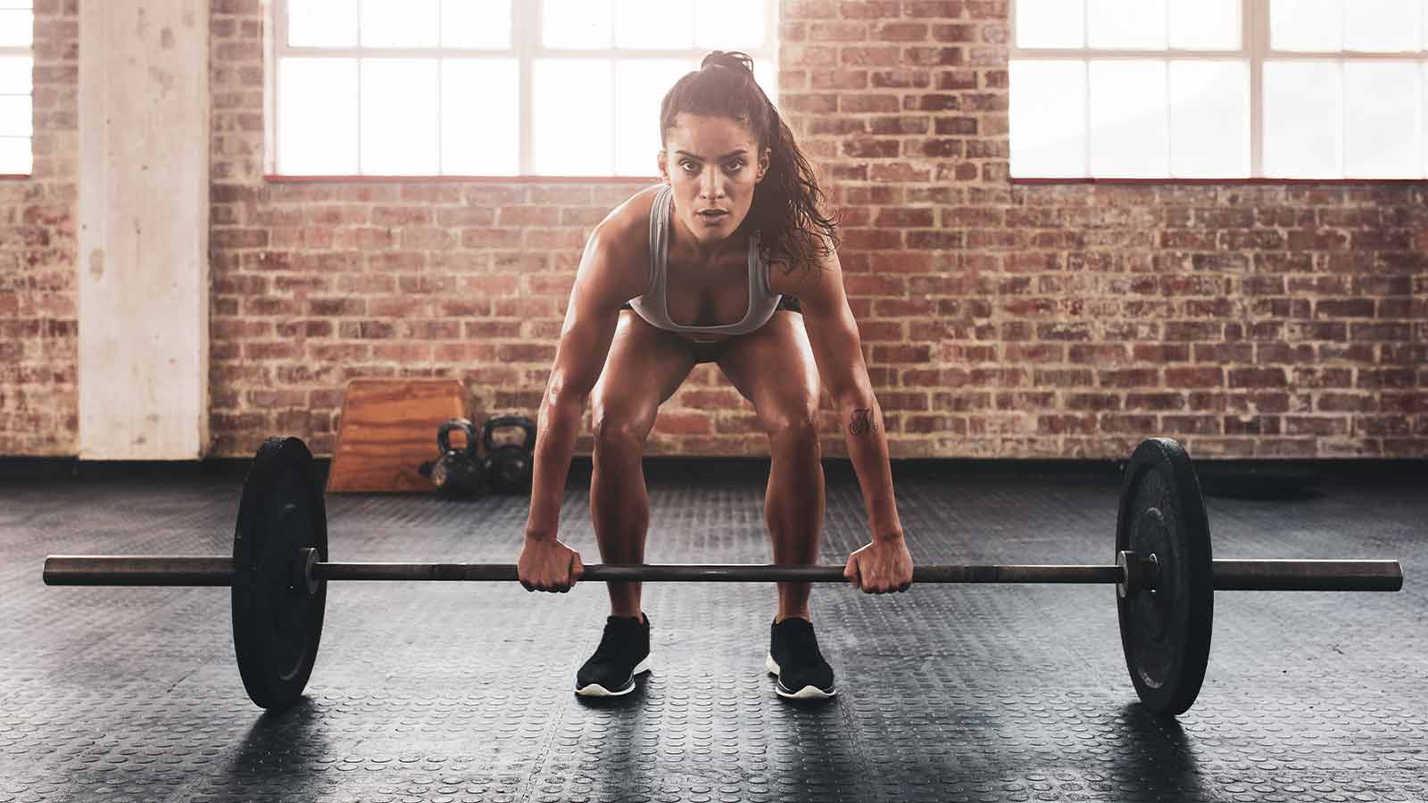 Exercice de musculation: le soulevé de terre jambes tendues