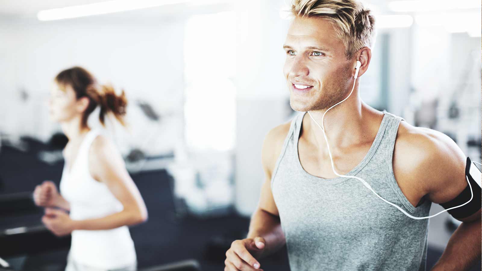 Fitness Homme Montrant Un Corps Musclé Dans La Salle De Gym