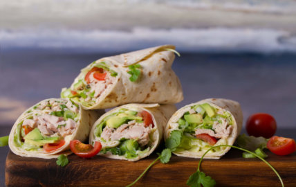 Wraps hyper-protéinés au poulet et crudités