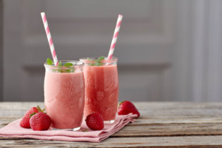 Cocktail à la fraise, rafraîchissant et protéiné !